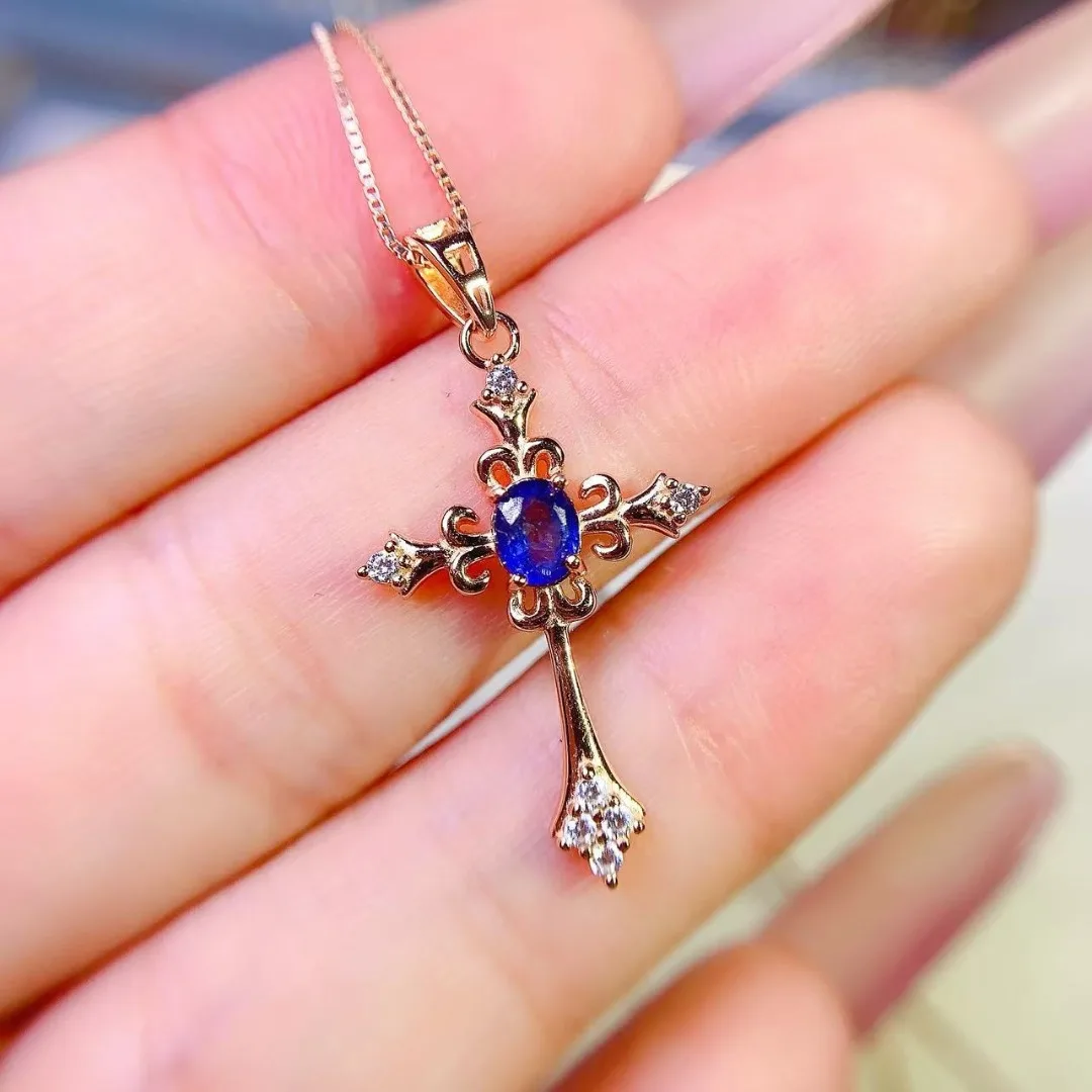 

Подвеска из стерлингового серебра S925 с натуральным синим сапфиром. Шикарная дизайнерская деталь для изысканной коллекции ювелирных изделий.