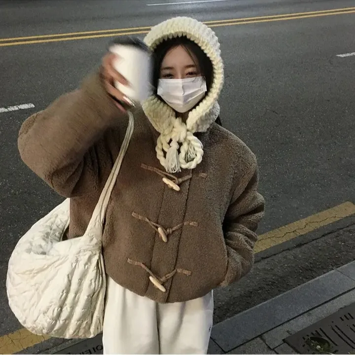 เสื้อโค้ทแฟชั่นสไตล์เกาหลีสำหรับผู้หญิง ทรงหลวม อุ่นสบาย เหมาะสำหรับฤดูใบไม้ผลิ ฤดูใบไม้ร่วง และฤดูหนาว ติดกระดุม แต่งขนเฟอร์ สไตล์สตรีทแวร์สุดชิค