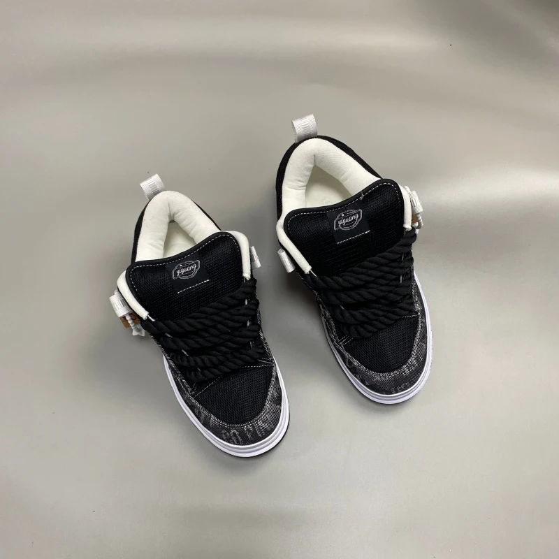 Small niche design sense, black and white thick soled skateboard shoes, thick rope shoelaces, vintage denim bread shoes, versati