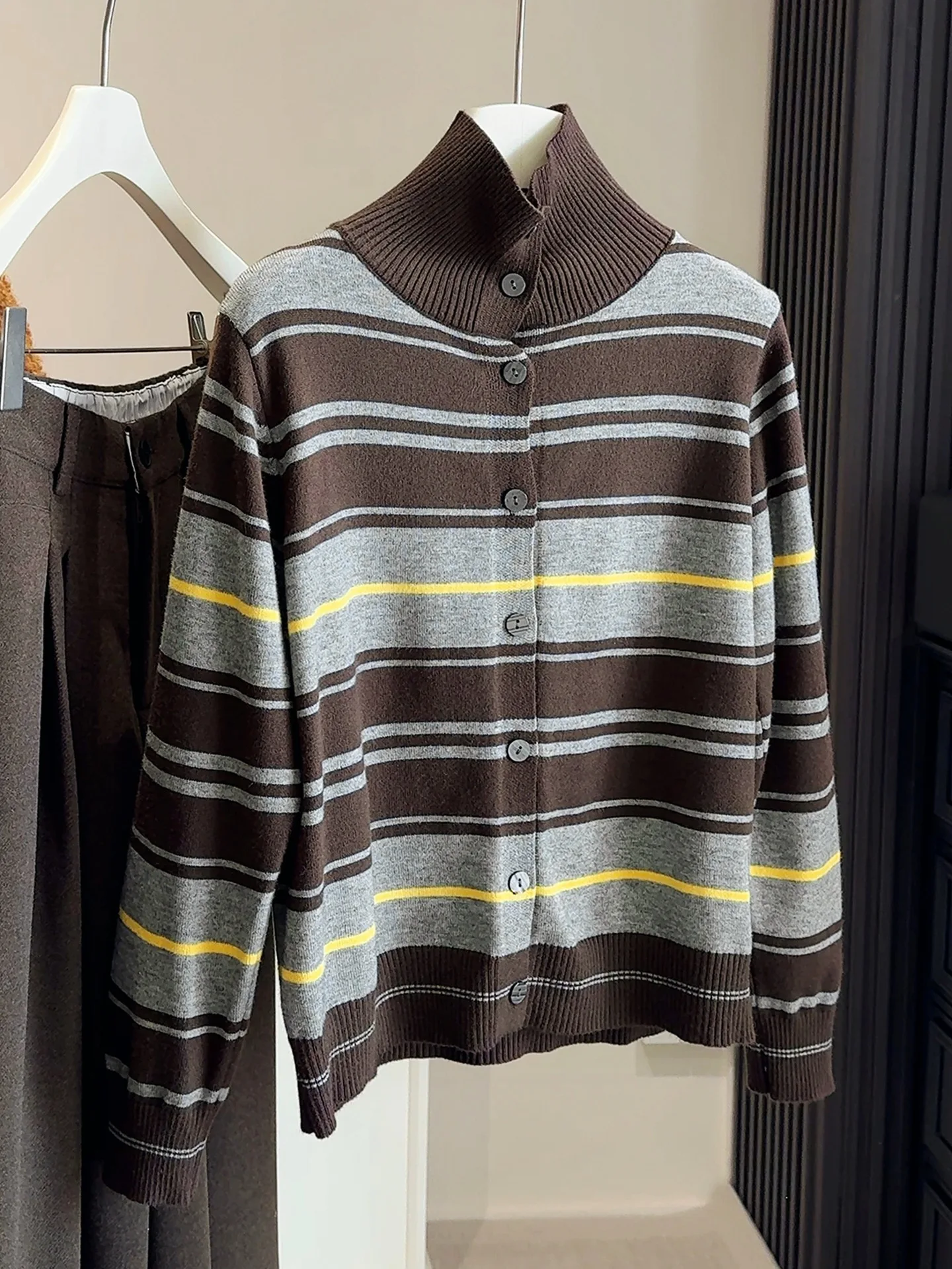 เสื้อคาร์ดิแกนถักลายทางตัดสีคอเต่าสำหรับผู้หญิง สไตล์เกาหลี แฟชั่นติดกระดุมแถวเดียว เนื้อผ้านุ่ม สไตล์วินเทจ