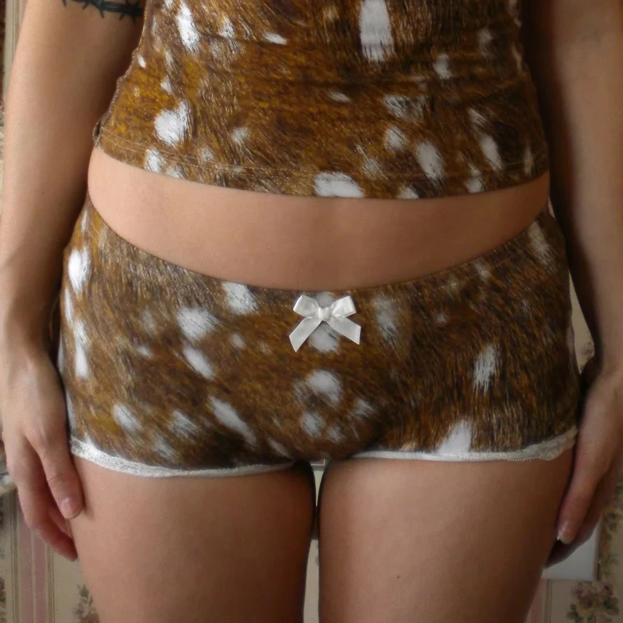 شورت صيفي ضيق بأكمام قصيرة Y2K بتصميم بناتي جميل باللونين البني والأبيض