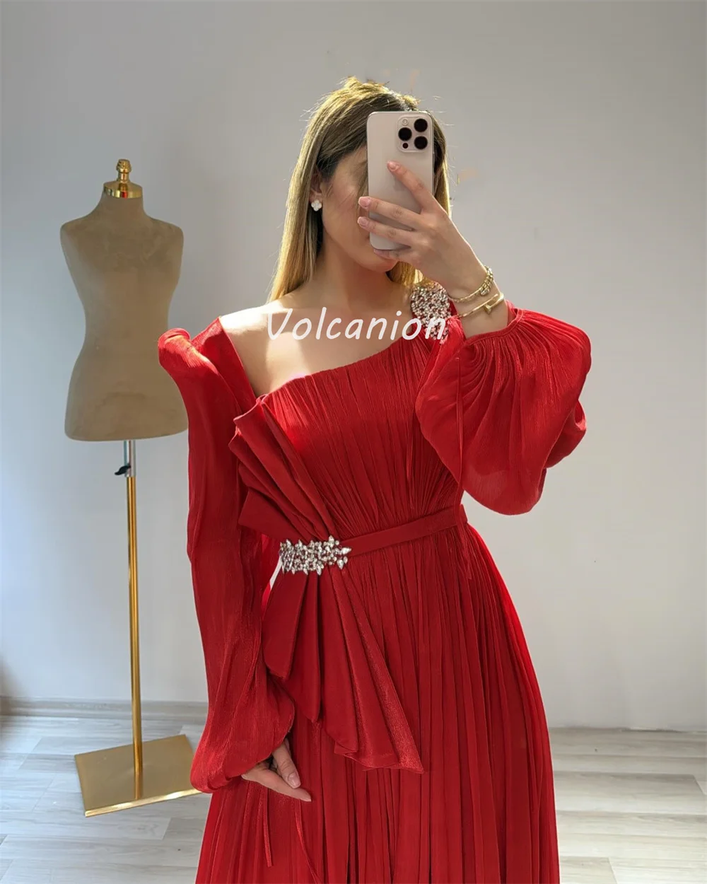 カスタマイズされたモダンなスタイルの高品質オーガンザラインストーンビーズストレートオフショルダーロングドレスオーダーメイドオケージョンドレス