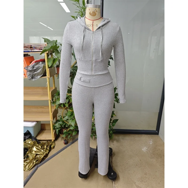 Damen-Strick-Set aus zwei Teilen, langärmeliges Kapuzenoberteil mit Reißverschluss, kurzes Oberteil, hochtaillierte, ausgestellte Hose, Trainingsanzug, passendes Outfit – Detail 8