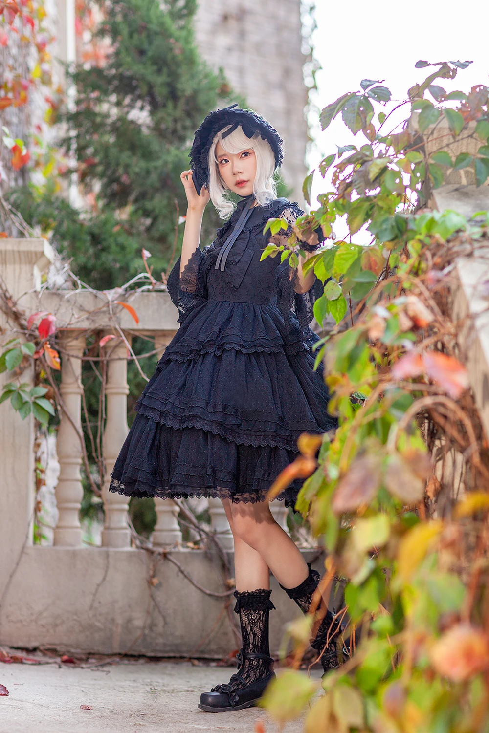 Rose Sanctuary ~ Viktorianische Halbkopf-Mütze im französischen Lolita-Stil mit Retro-Spitzenbesatz von Infanta im französischen Vintage-viktorianischen Sonnenhut im Lolita-Stil