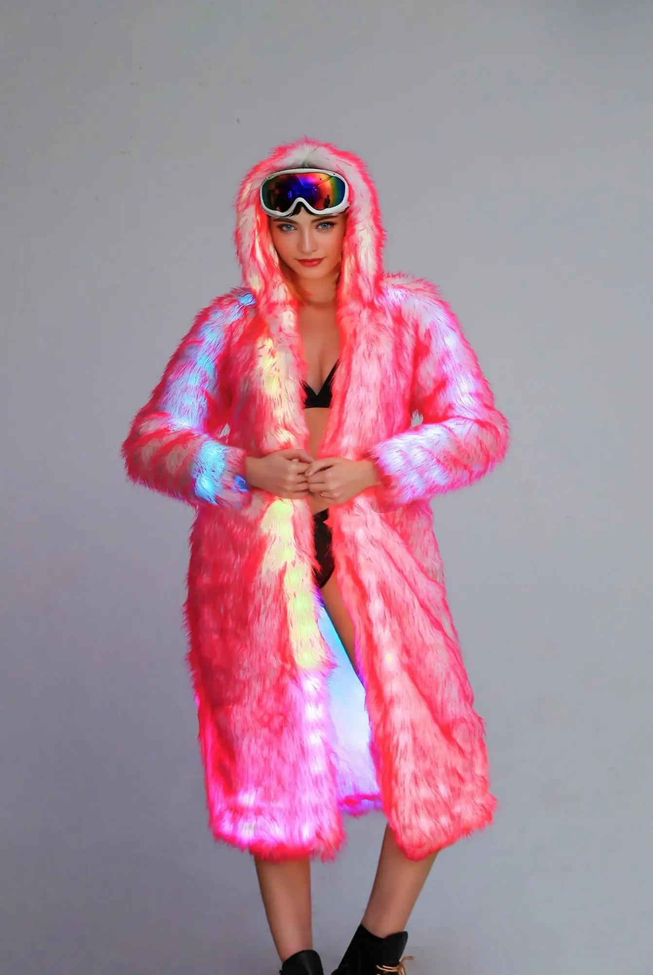 معطف نسائي من الفرو الصناعي أزياء الهالوين التأثيرية سترة LED ملونة بقلنسوة دافئة مقاس كبير معطف منفوش مضيء للحفلات والرقص