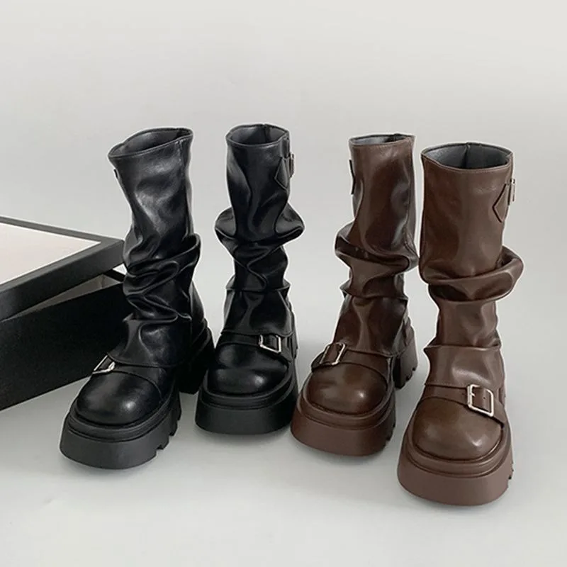 Damen Y2K Slouchy Stiefel bis zum Wadenmitten, runde Zehenpartie, klobige Plateausohle, doppelte Metallschnalle, Stiefel mit plissiertem Schaft aus Kunstleder für Damen – Detail 4