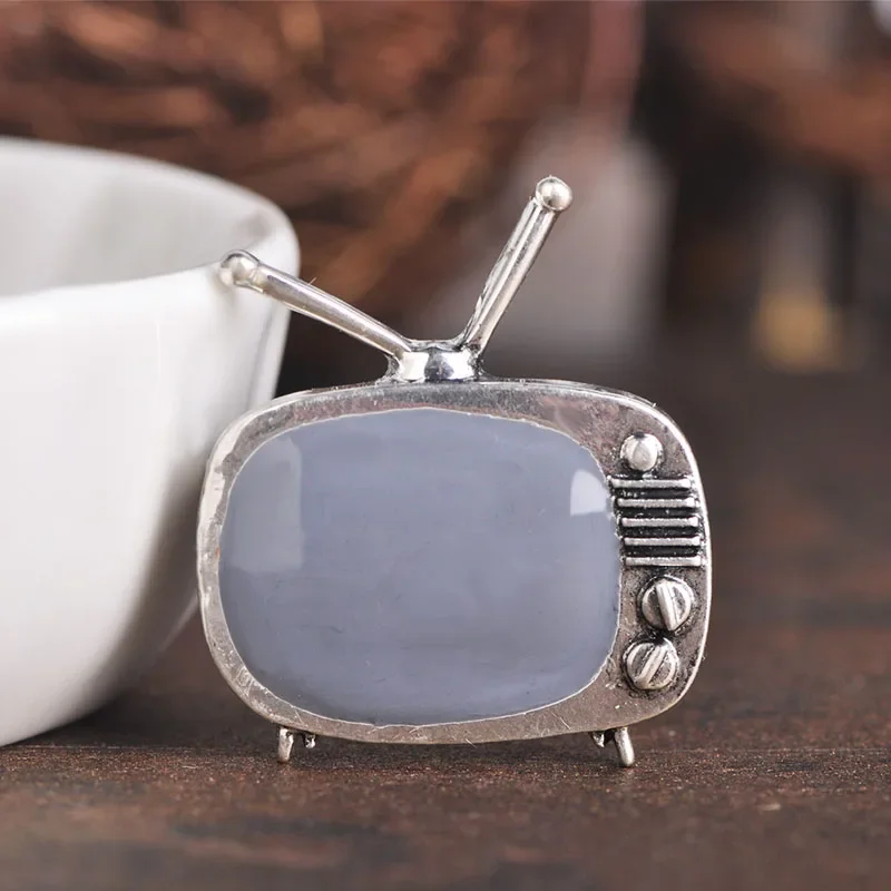 Blucome Classic Vintage TV Television Shape Brooch Gold Color Enamel Brooches Parents Gift Scarf Sweater Collar Pins Accessories