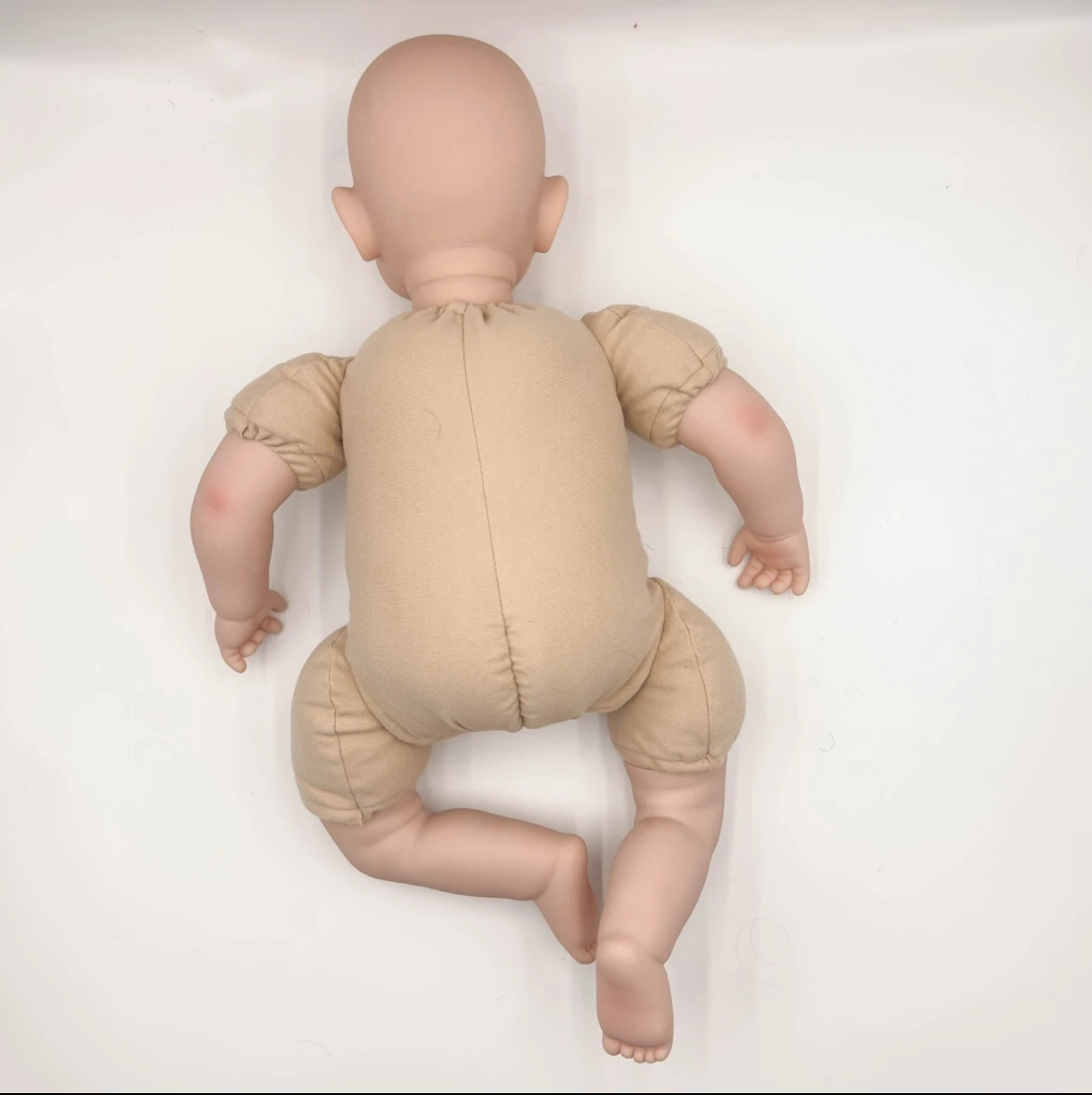 Kit de poupée Reborn vierge de 22 pouces avec 4 dents, visage souriant, vinyle simplement peint, yeux noirs brillants et corps en tissu, bricolage