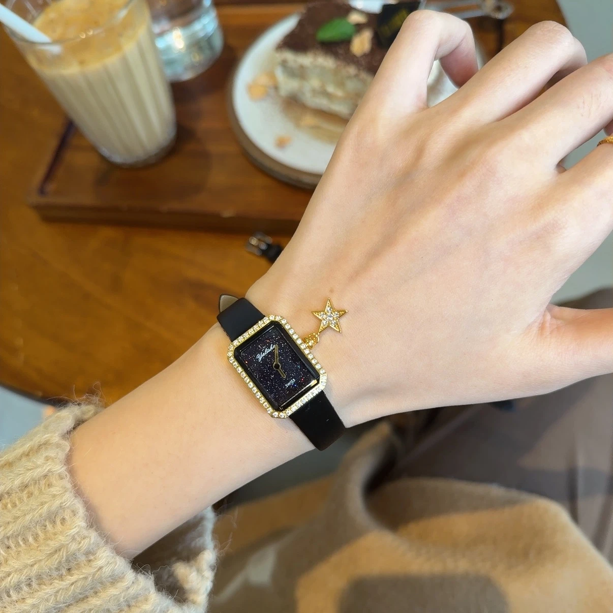 Luxury Starlight Dial Design Women's Watch Personality Fashion Casual Niche Women's Quartz Watch Elegant Girl's Watch Gift