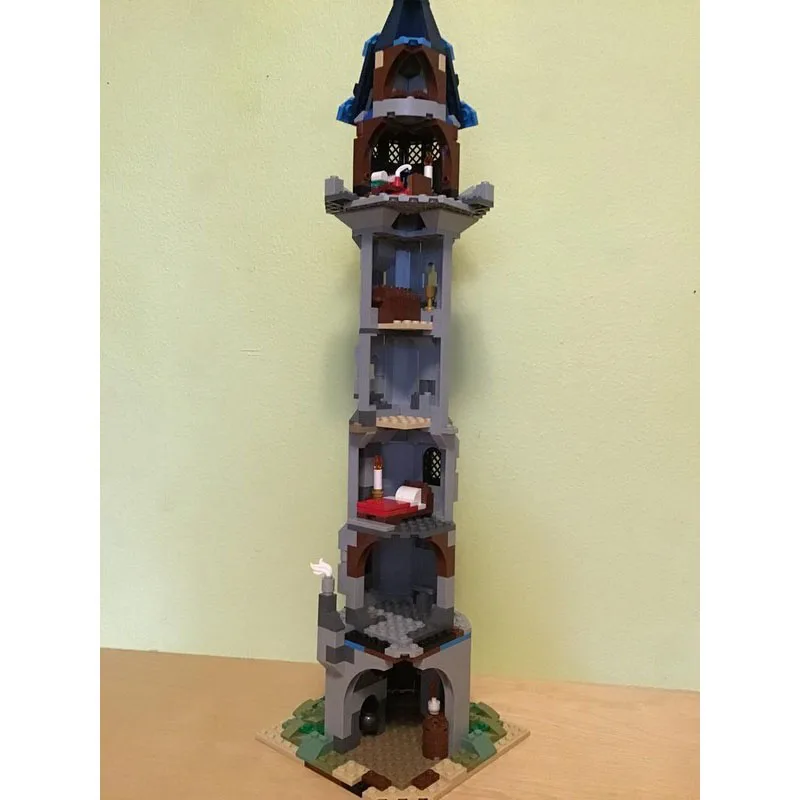 لعبة بناء MOC تمثال برج القلعة في العصور الوسطى كهدية احتفالية مناسبة لجميع المتحمسين في أعياد الميلاد
