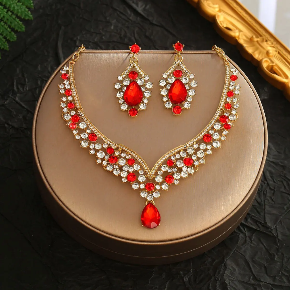 High-End Red Diamond V-Shaped Necklace and Earring Set, Elegant Jewelry Set for Formal Occasions and Banquets