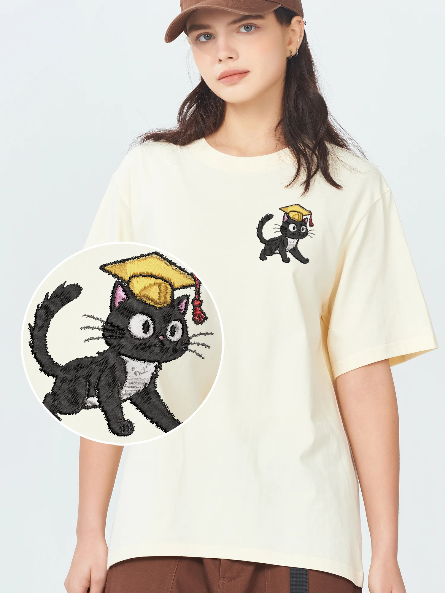 

Latest Embroidered T Shirts Cats Wearing Mortarboard Luxury T-Shirt Men High Quality Fashionable Breathable Embroidery Top
