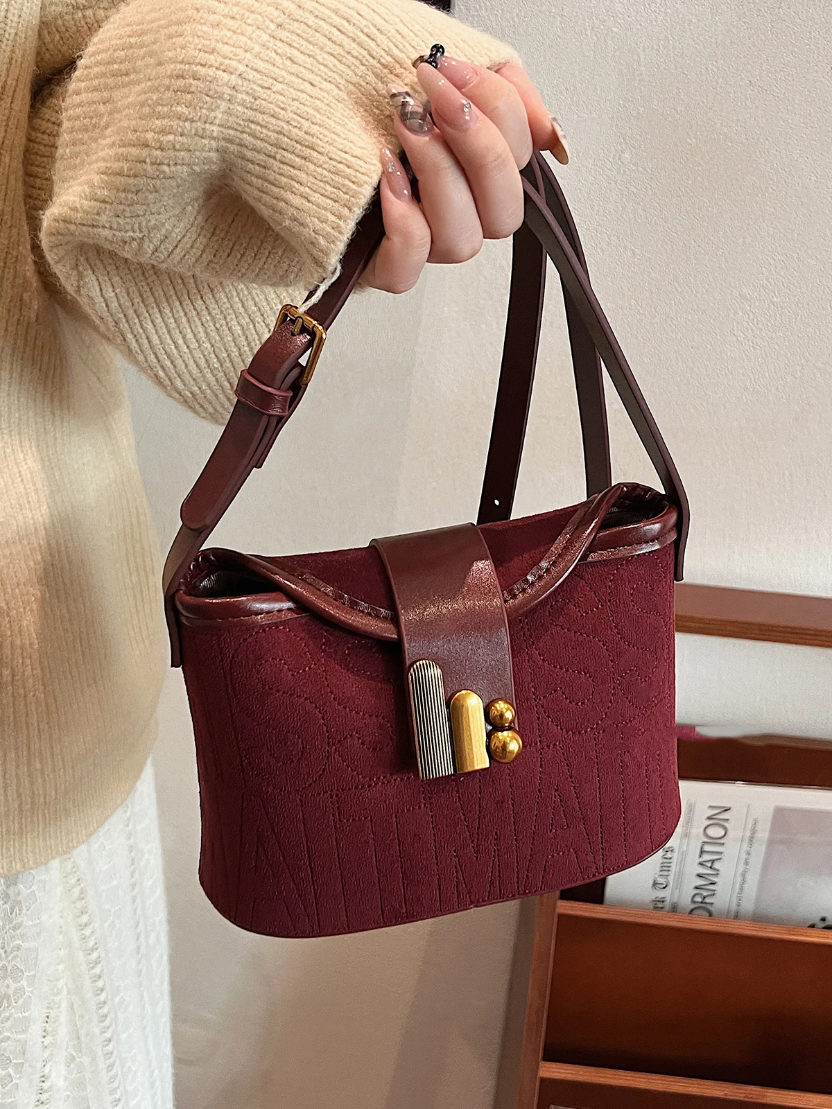 

Burgundy Frosted Suede Crossbody Bag 2025 New Women's Chic Lock Design Letter Shoulder Bags Fashionable Versatile Ladies Handbag