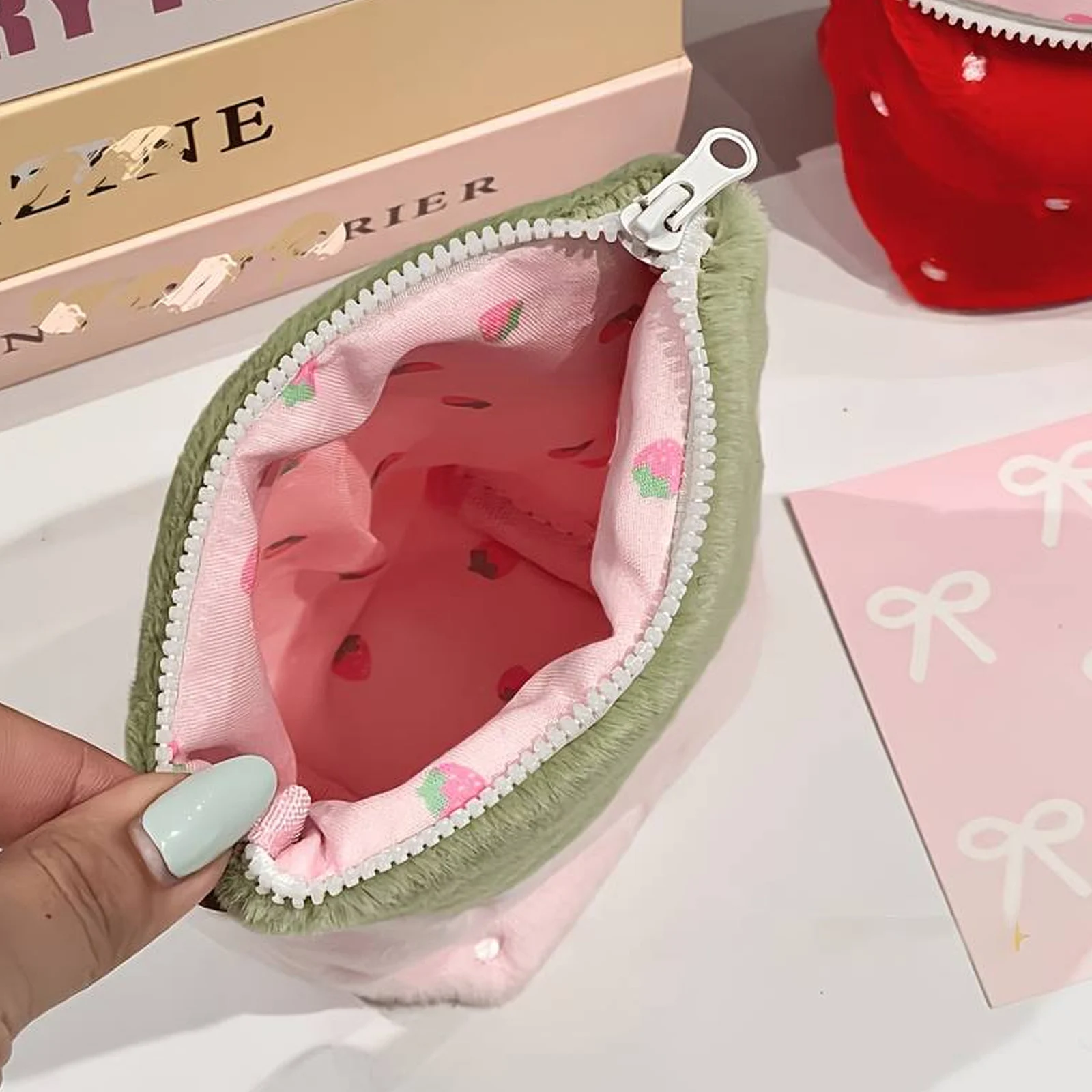 Estuche vertical para lápices estilo japonés vintage con diseño de fresa, diseño de felpa suave, disponible en rosa y rojo, diseño vertical que es estable y no se vuelve de lado, gran capacidad para guardar artículos de papelería, teléfonos móviles, cosméticos, artículos para hacer diarios y cámaras CCD de apuntar y disparar, resistente a golpes y arañazos, portátil y multiusos, dulce y lindo pero práctico, adecuado para el estudio diario, el trabajo de oficina y los viajes.