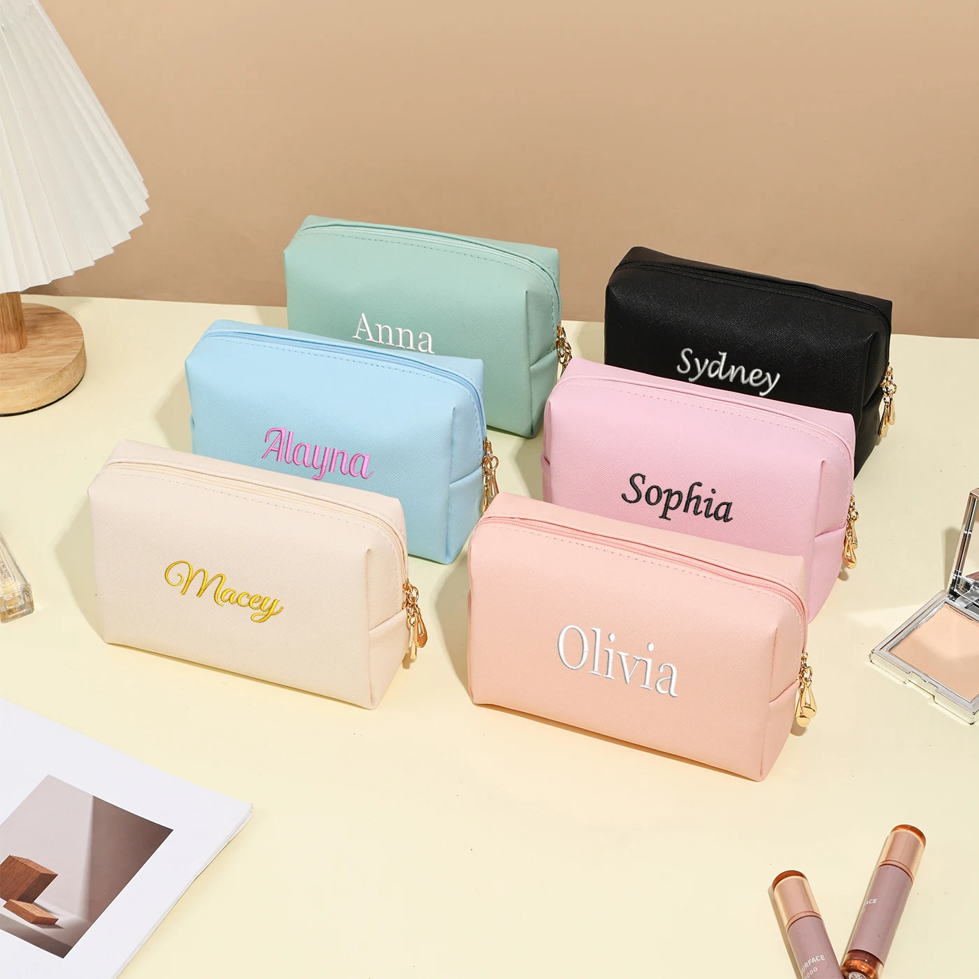 

Персонализированная косметичка, косметичка из искусственной кожи с вышивкой и индивидуальным именем, водонепроницаемая косметичка для путешествий, подарок для женщин
