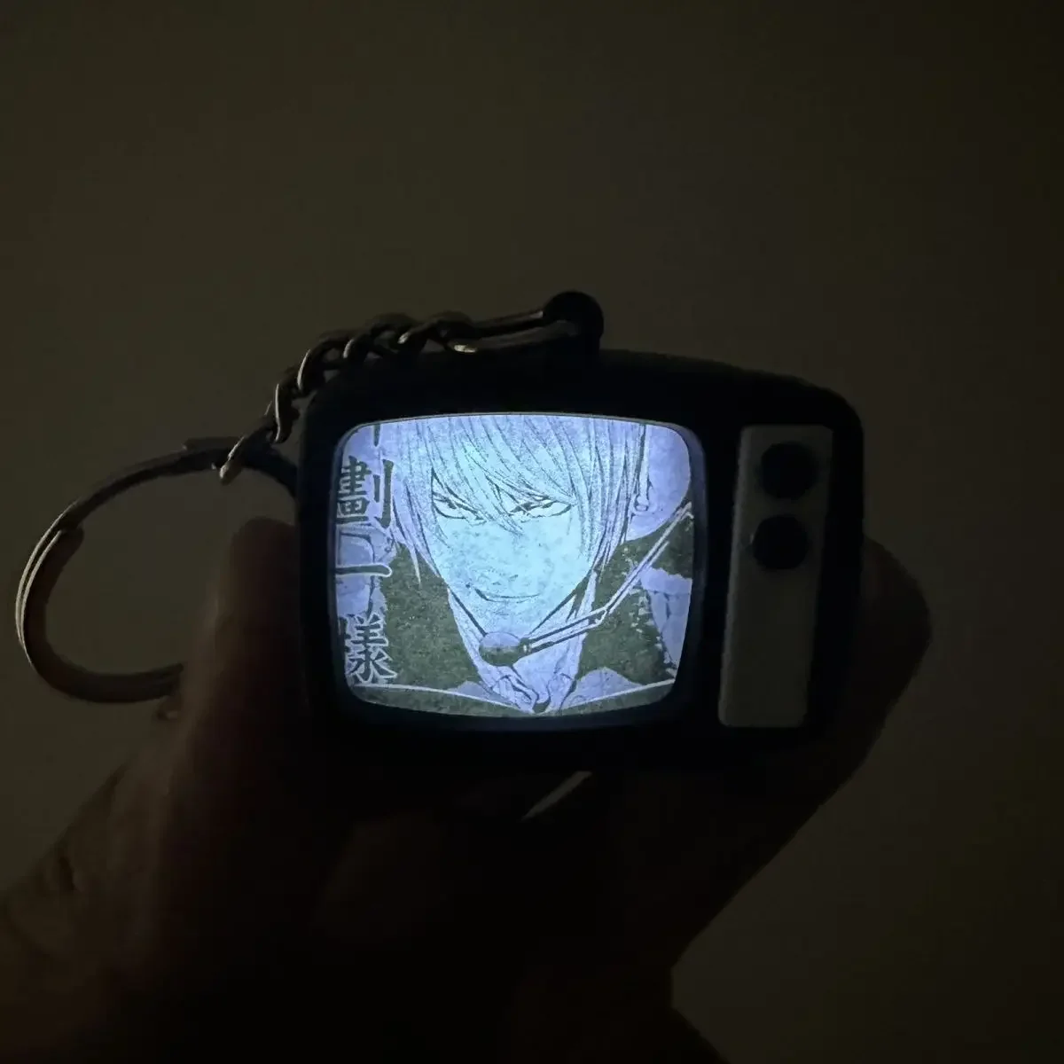 Death Note L Leuchtender Sound-Mini-TV-Schlüsselanhänger Anime Leuchtender Rucksack-Anhänger Kreatives Fan-Geschenk – Detail 6