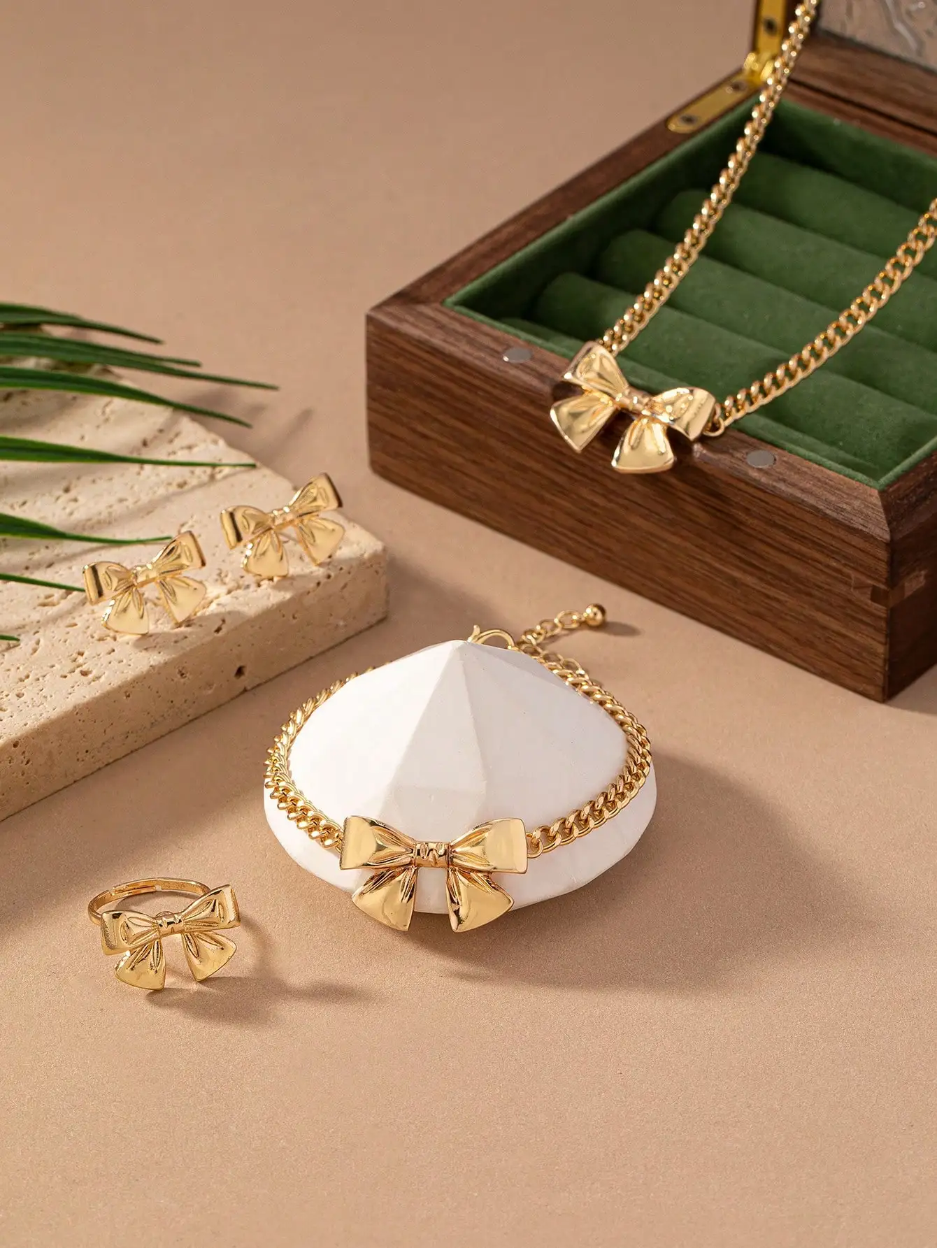 

Gold-Tone Bow Pendant Chain Necklace for Women, Elegant Daily Wear