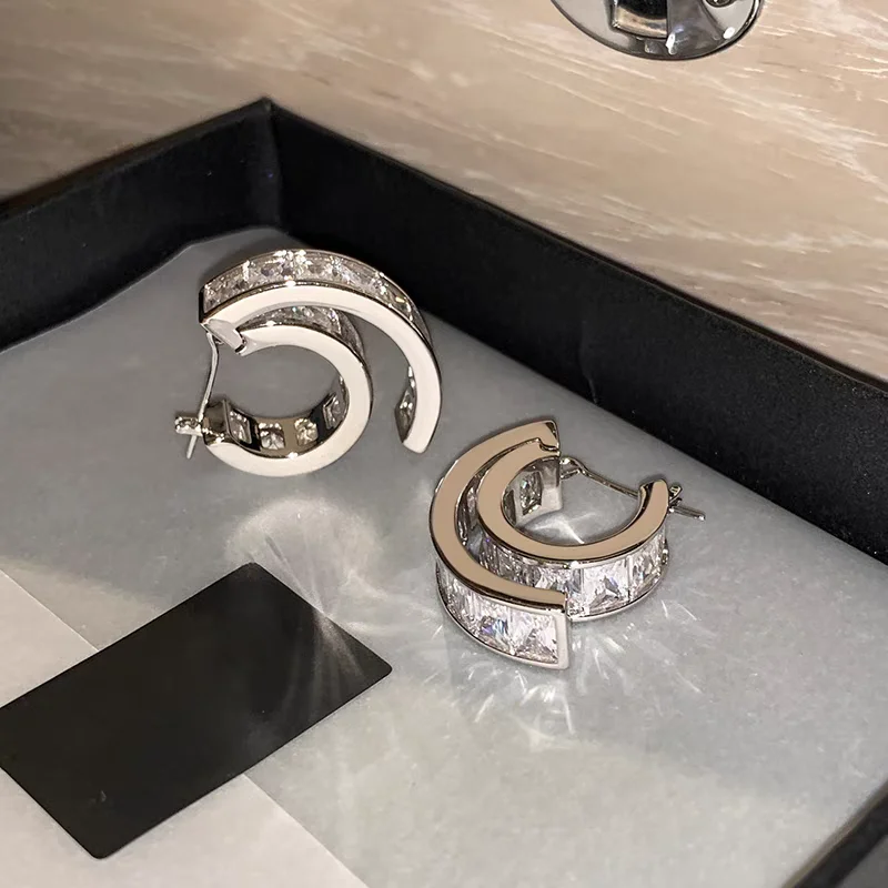 

Brass Rhinestoned Twist Stud Earrings Women Jewelry Punk Party T Show Gown Runway Trendy Korean Japan INS