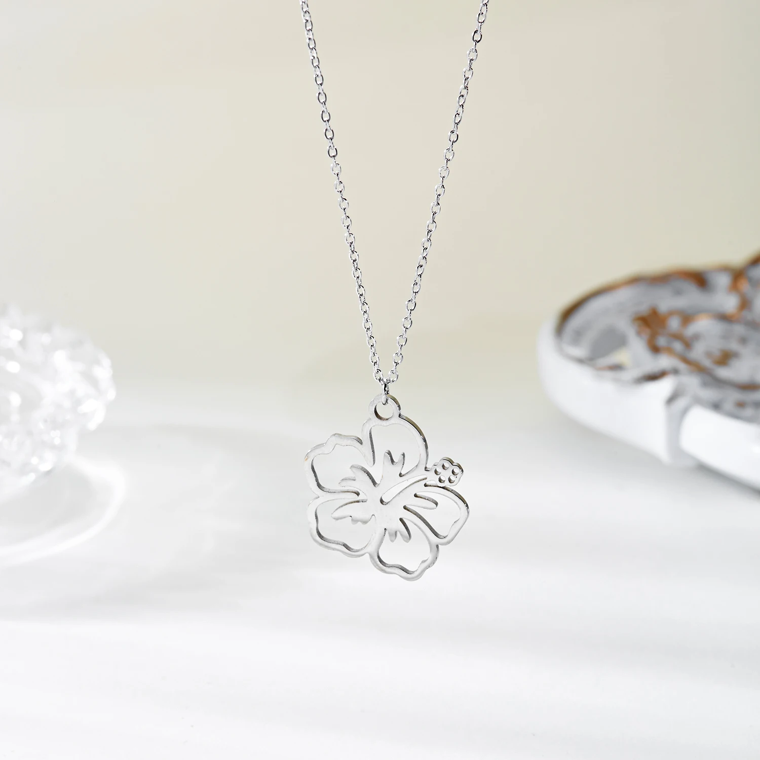 Edelstahl Hohle Blumen-Anhänger Halskette für Frauen Minimalistische Goldfarben Blumen-Halskette Charms Hochzeit Party Schmuck – Detail 10