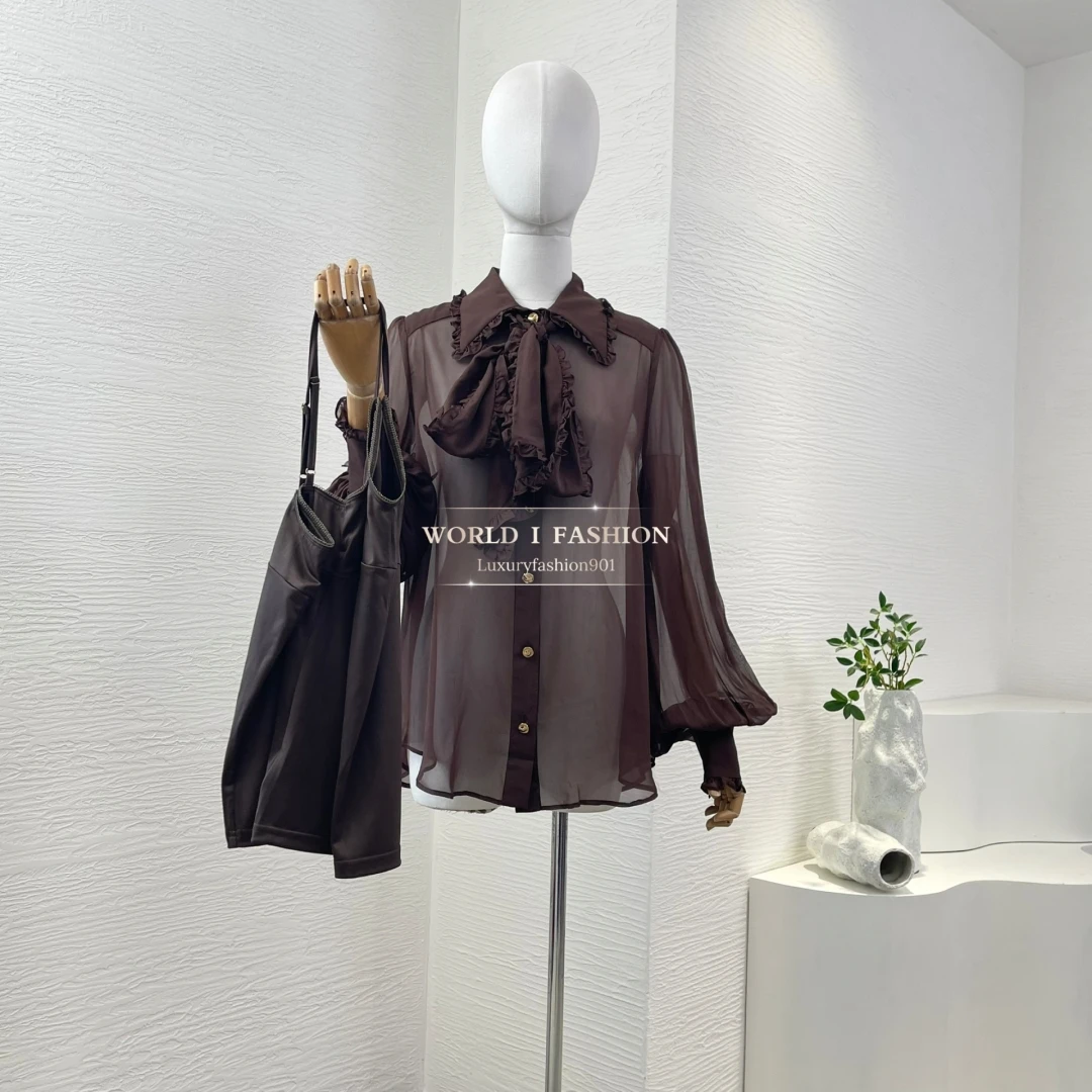 ربطة عنق ذات أكمام طويلة باللون البني عند الرقبة