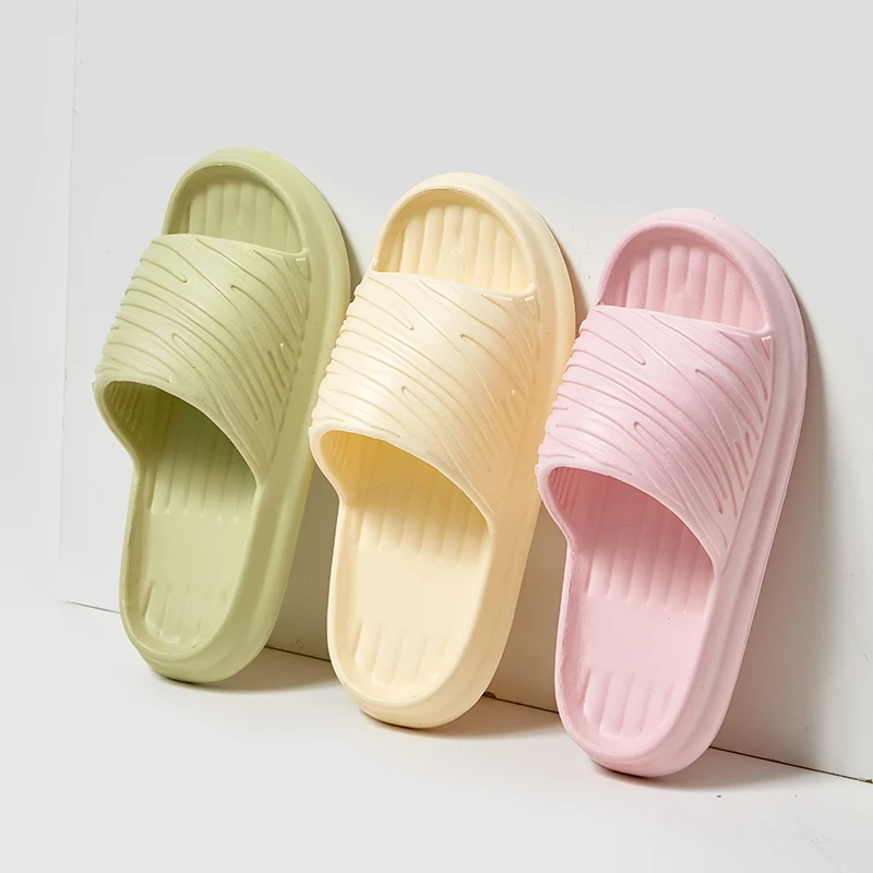 Lightweight Soft Sole Slippers Women Summer Home Non-Slip Bathroom Cloud Slides Woman Sandals 2024 Plus Size Beach Flip Flops