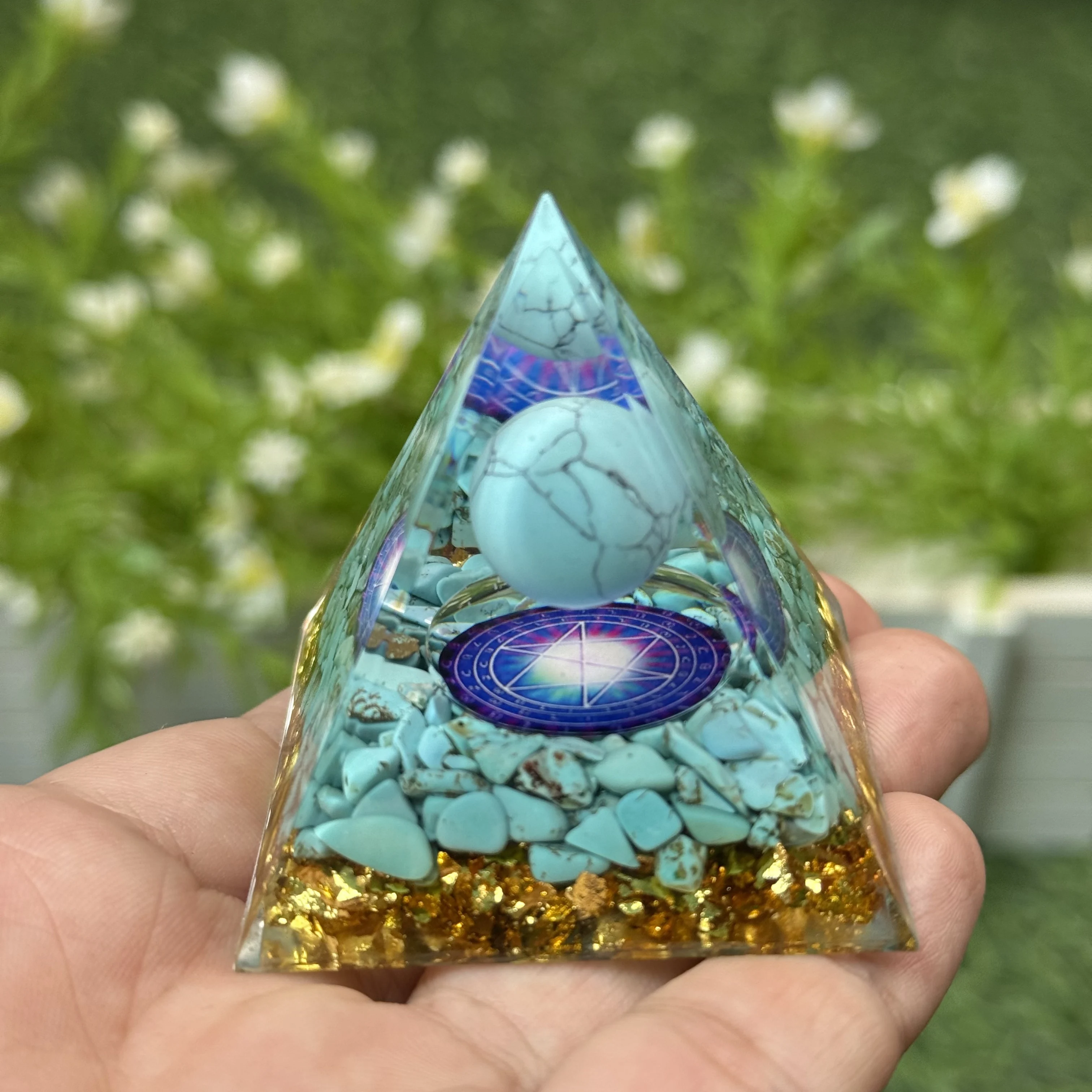 1pc pirâmide de orgone, a pirâmide de ogan é compuesta de bolas turquesa e seixos turquesa, ornamentos artesanais de mesa para casa