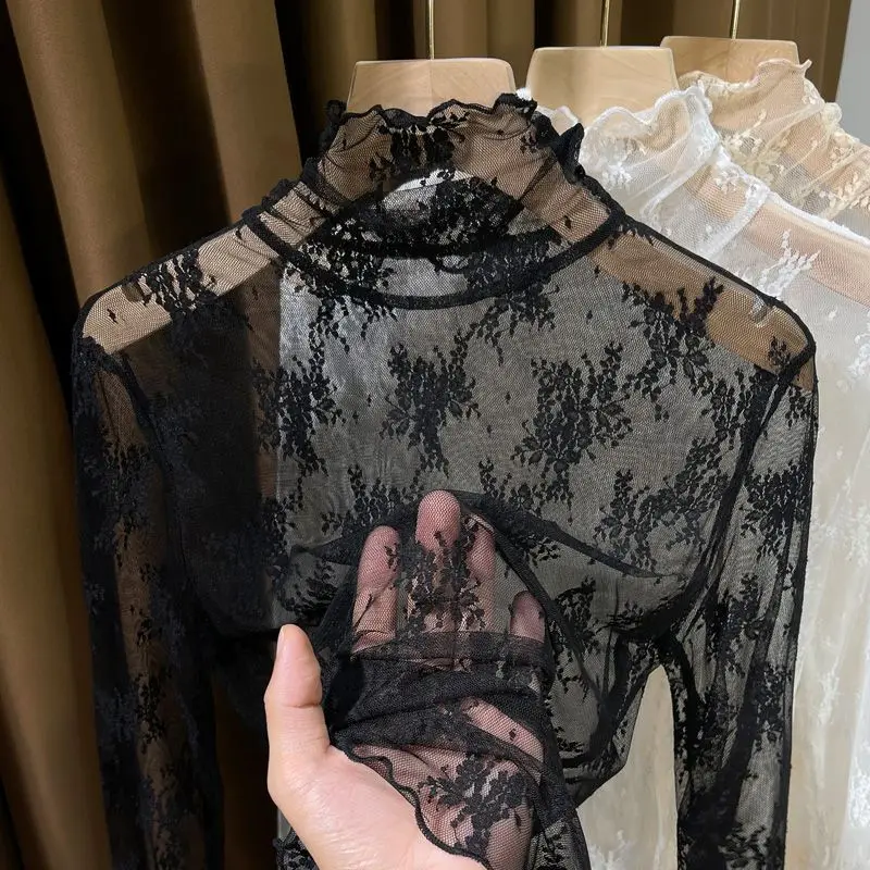 Camicetta bianca in pizzo a collo alto per donna Nuova camicia con base in rete con bordo pieghettato elegante moda autunno e inverno