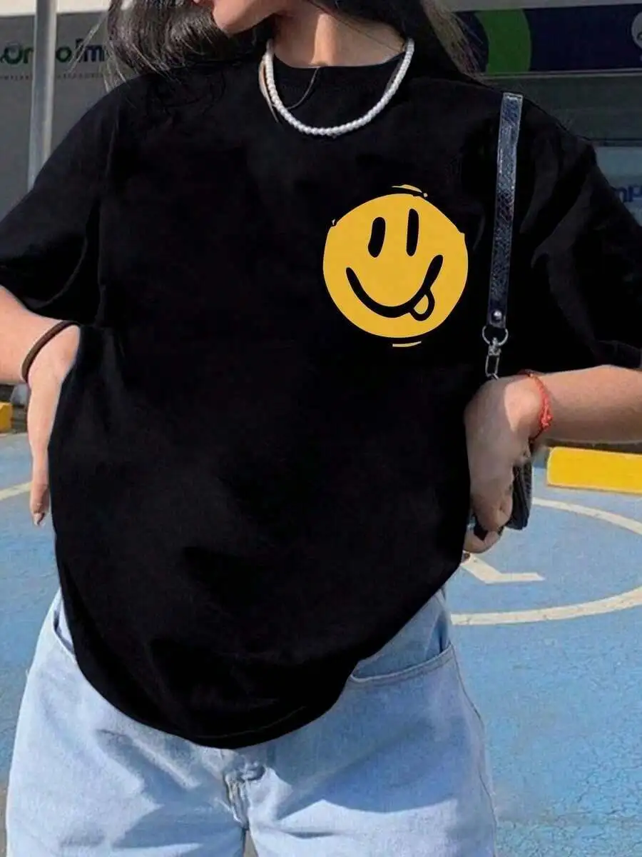 Oversized Funny T-Shirt With A Smiling Face Print - Comfortable And Stylish Garment For Everyday Wear - Ideal For Young People And Adults Looking For