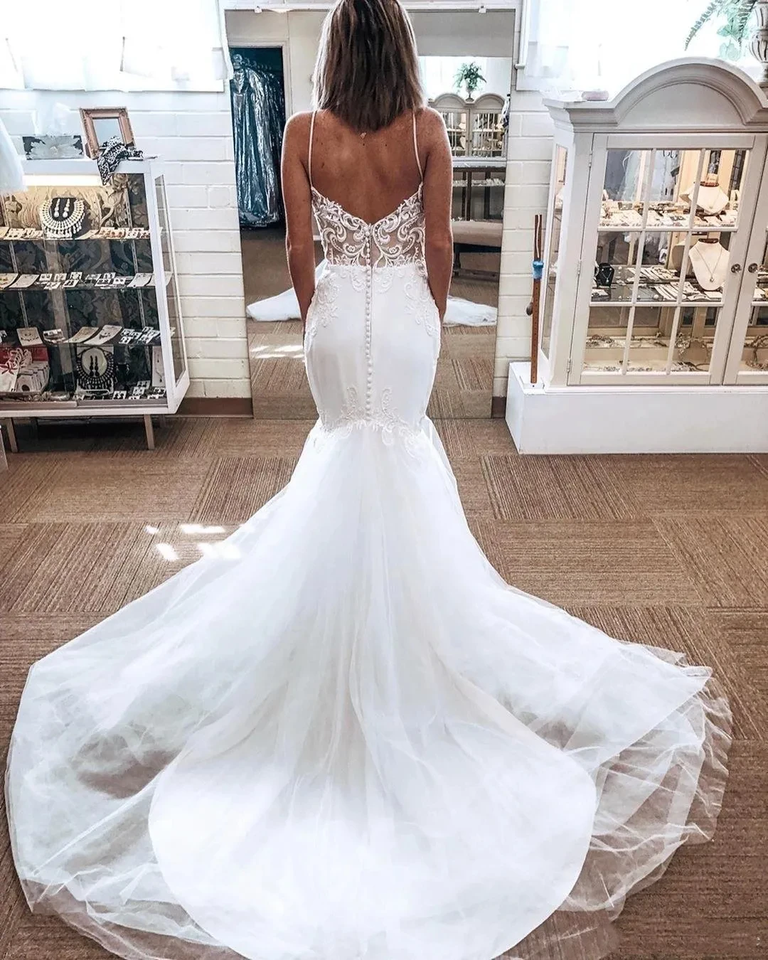 Classic V-neck Sexy Mermaid Wedding Dress Beach Spaghetti Straps Backless Illusion Applique Bridal Gowns Outdoor photography