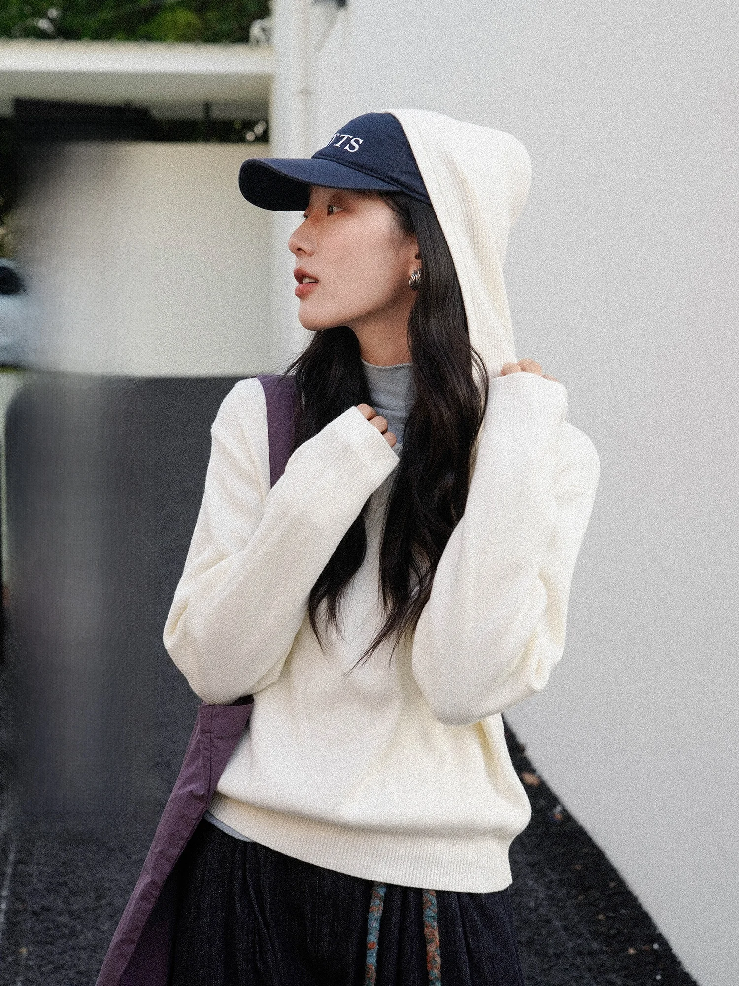 

Белый вязаный свитер с капюшоном и длинными рукавами для женщин, новинка весна-зима, можно носить как базовый слой или как верхнюю одежду, трикотажный топ