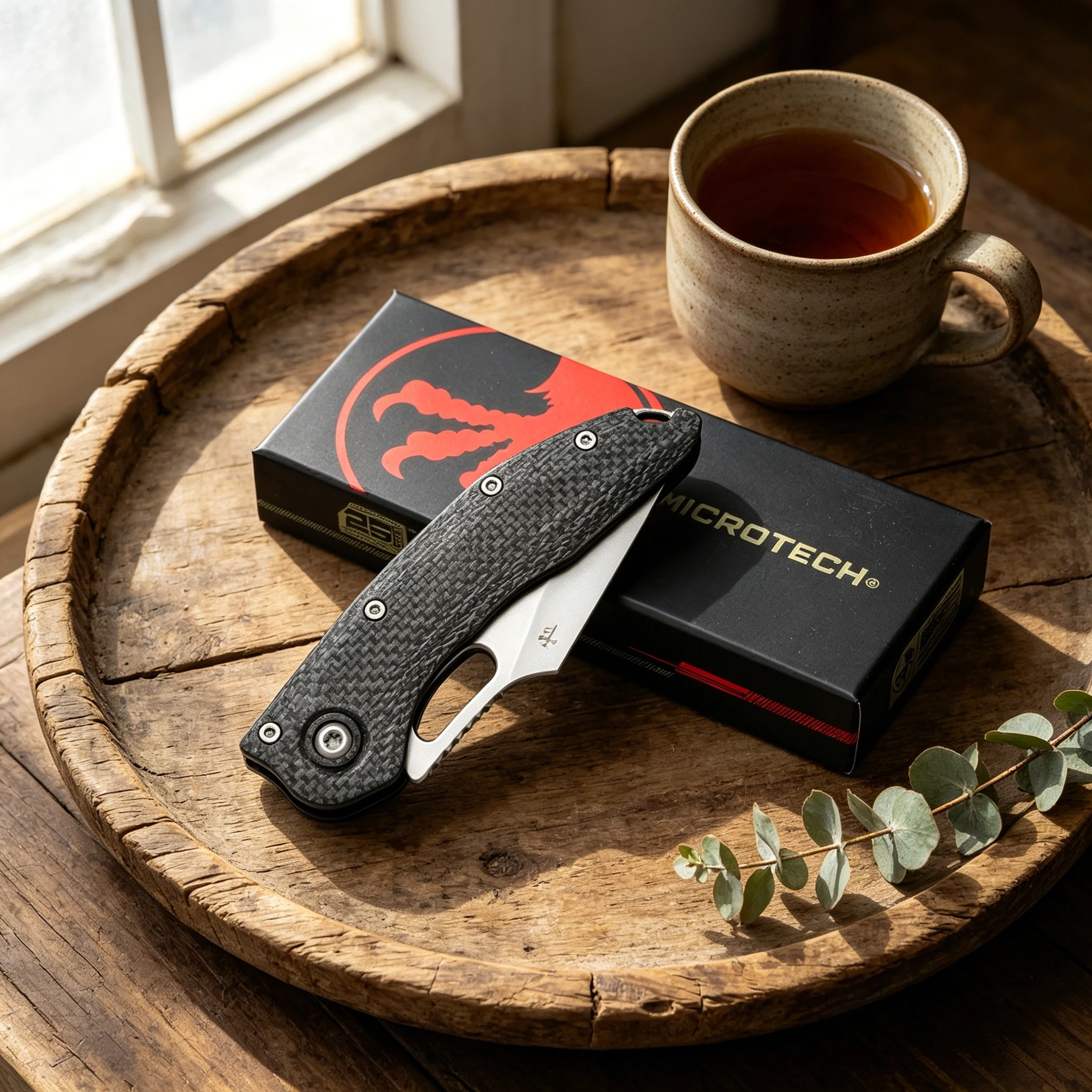 Stitch - A compact mini folding knife, made of M390 steel, with lightweight carbon fiber, an ideal handy knife for home use.