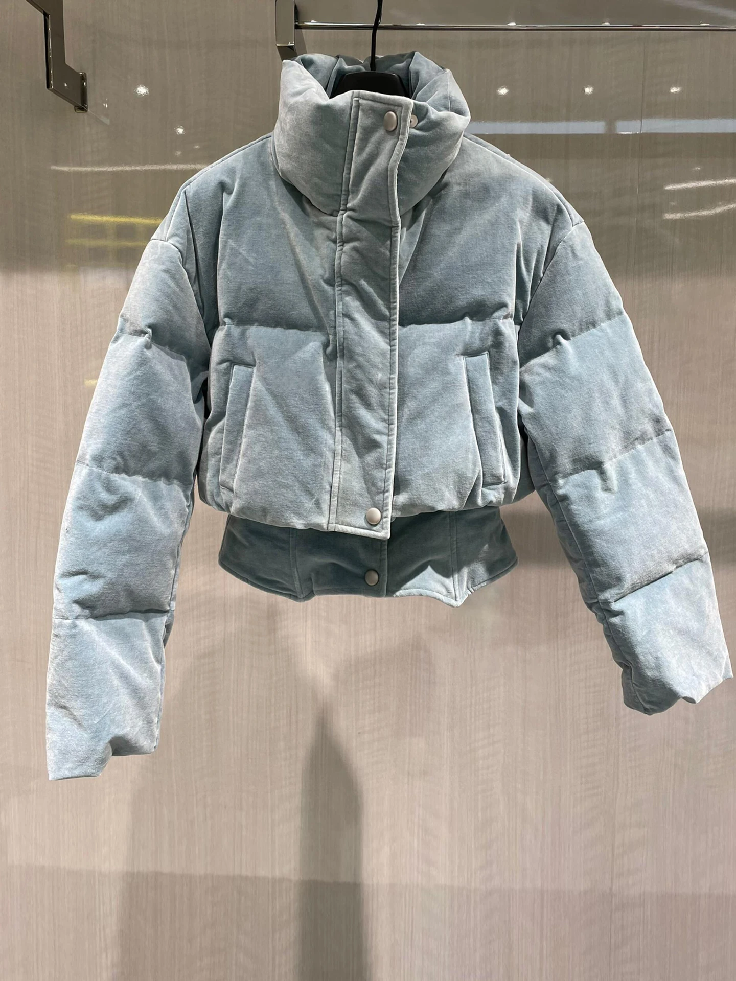 ชุดแฟชั่นฤดูหนาวสำหรับผู้หญิงระดับไฮเอนด์ เสื้อแจ็คเก็ตขนเป็ดเทียมและกางเกงยีนส์ทรงบาน ให้ความอบอุ่น เหมาะสำหรับการเดินทาง ผลิตจากเส้นใยโพลีเอสเตอร์ ปิดด้วยซิป