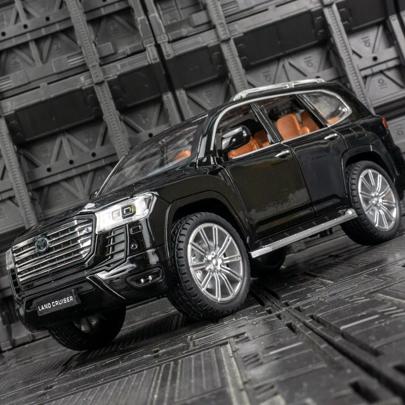 1:24 2022 Toyota Cool Land Cruiser LC300 alloy off-road vehicle model car can be given as a birthday gift to friends