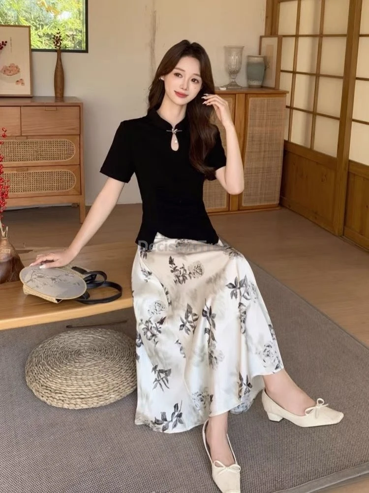 Conjunto de dos piezas de moda china: top negro estilo chino para mujer, falda larga satinada estampada, cintura alta, adelgazante y elegante.