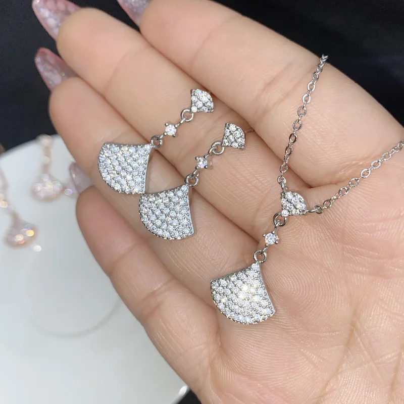 

MDLTiktok expl1sion full diamond small skirt necklace Hundred fashion light luxury full diamond collarbone chain set