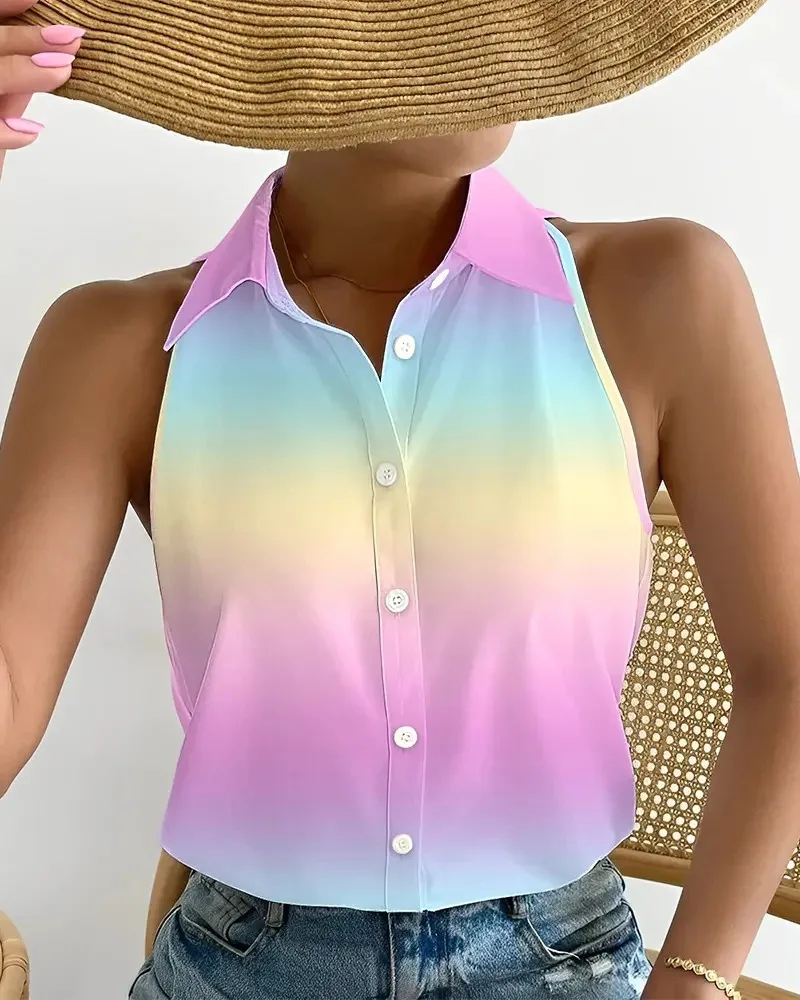 Top cropped com estampa abstrata multicolor vibrante, gola halter, botão, blusa feminina audaz e divertida