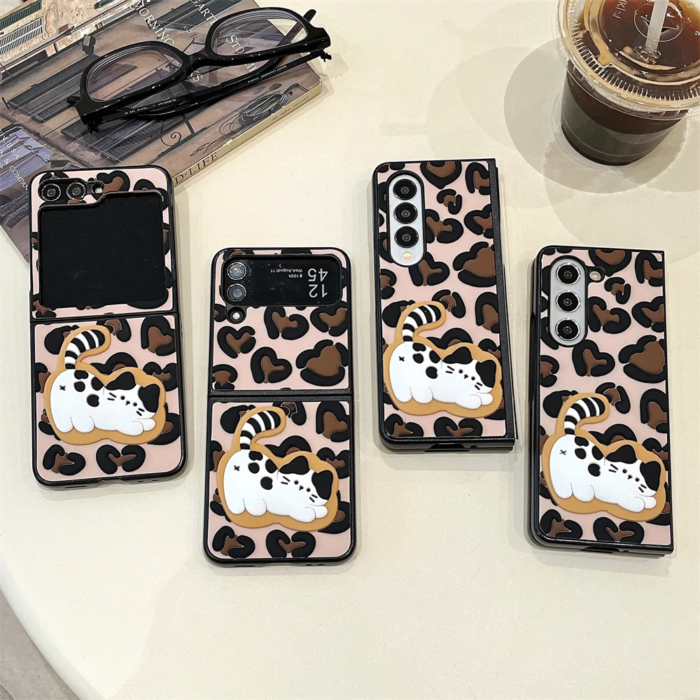 

Wild Night Out Essential Sexy Leopard Print Cat Fashion Trends Flip Cover Samsung Galaxy For Z Flip 4,Z Flip 5,Z Flip 3,Z Flip 6