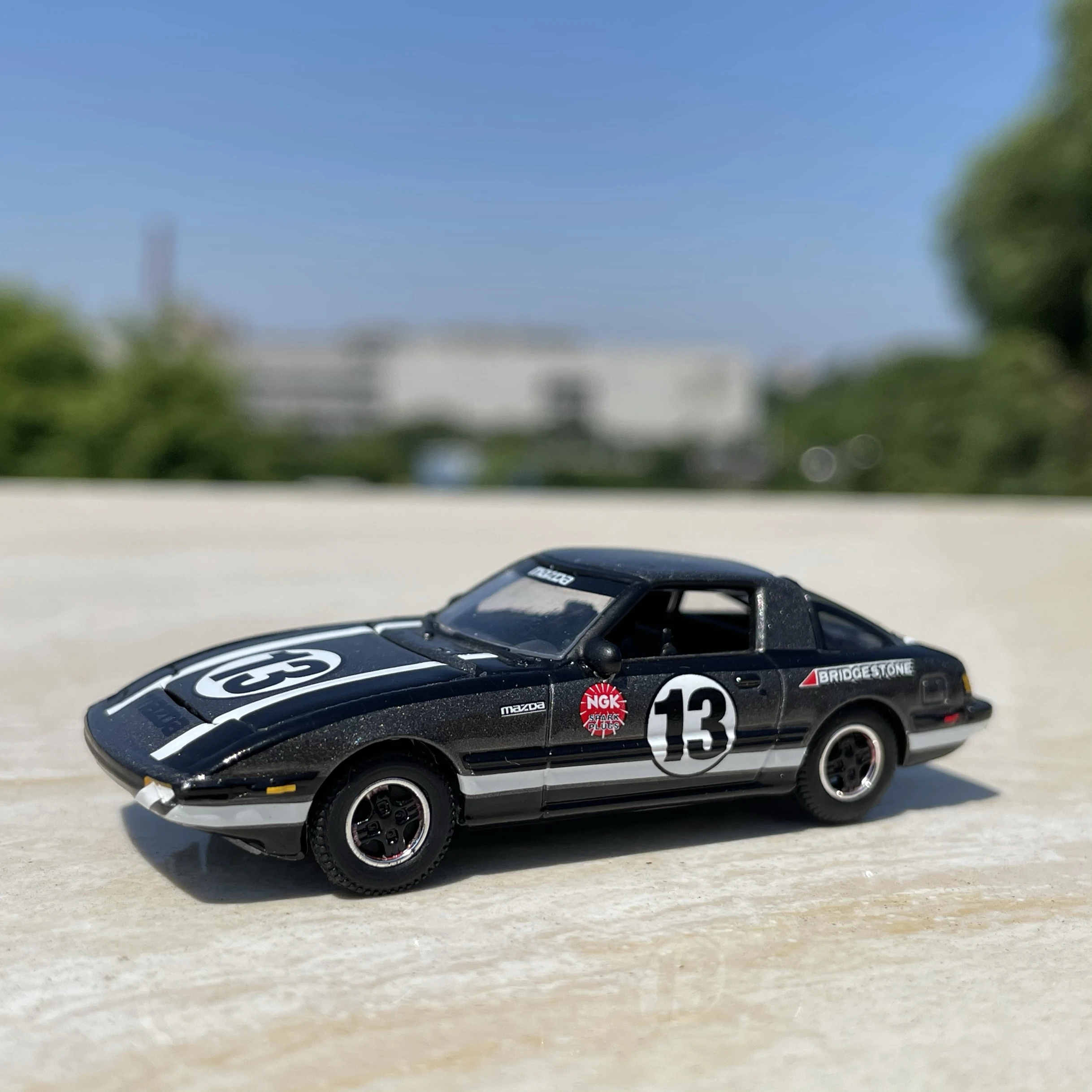 Odlewany model samochodu Mazda RX7 w skali 1:64, metalowy model kolekcjonerski, zabawka, prezent, pamiątka, ozdoba do ekspozycji.