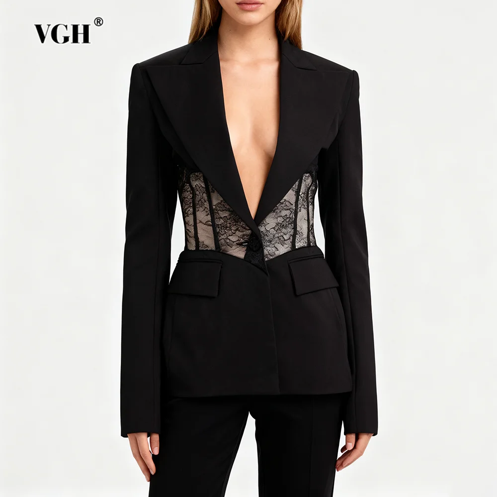 سترة VGH سوداء مقسمة على شكل عظمة السمكة للنساء بياقة مدببة للتخسيس مرقعة من الدانتيل الشفاف تصميم مثير للنادي سترة نسائية
