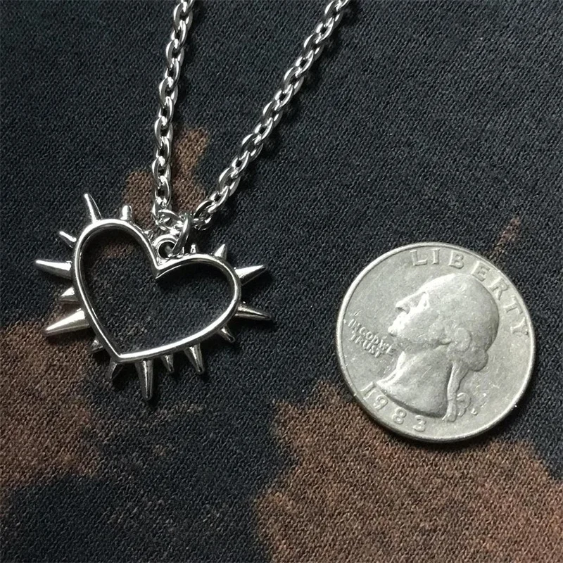 قلادة على شكل قلب مسننة / قلادة قوطية مع قلادة على شكل قلب سبايك