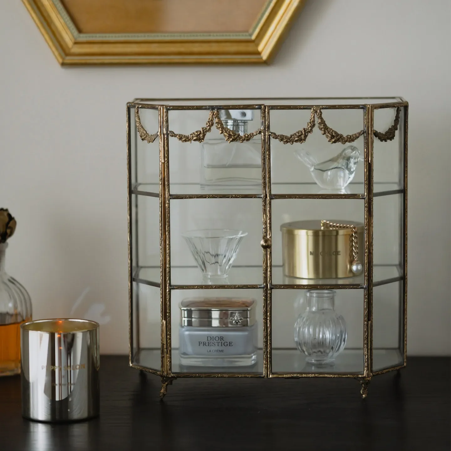 Retro retro court style brass carved glass display cabinet jewelry store perfume skin care products lace storage cabinet