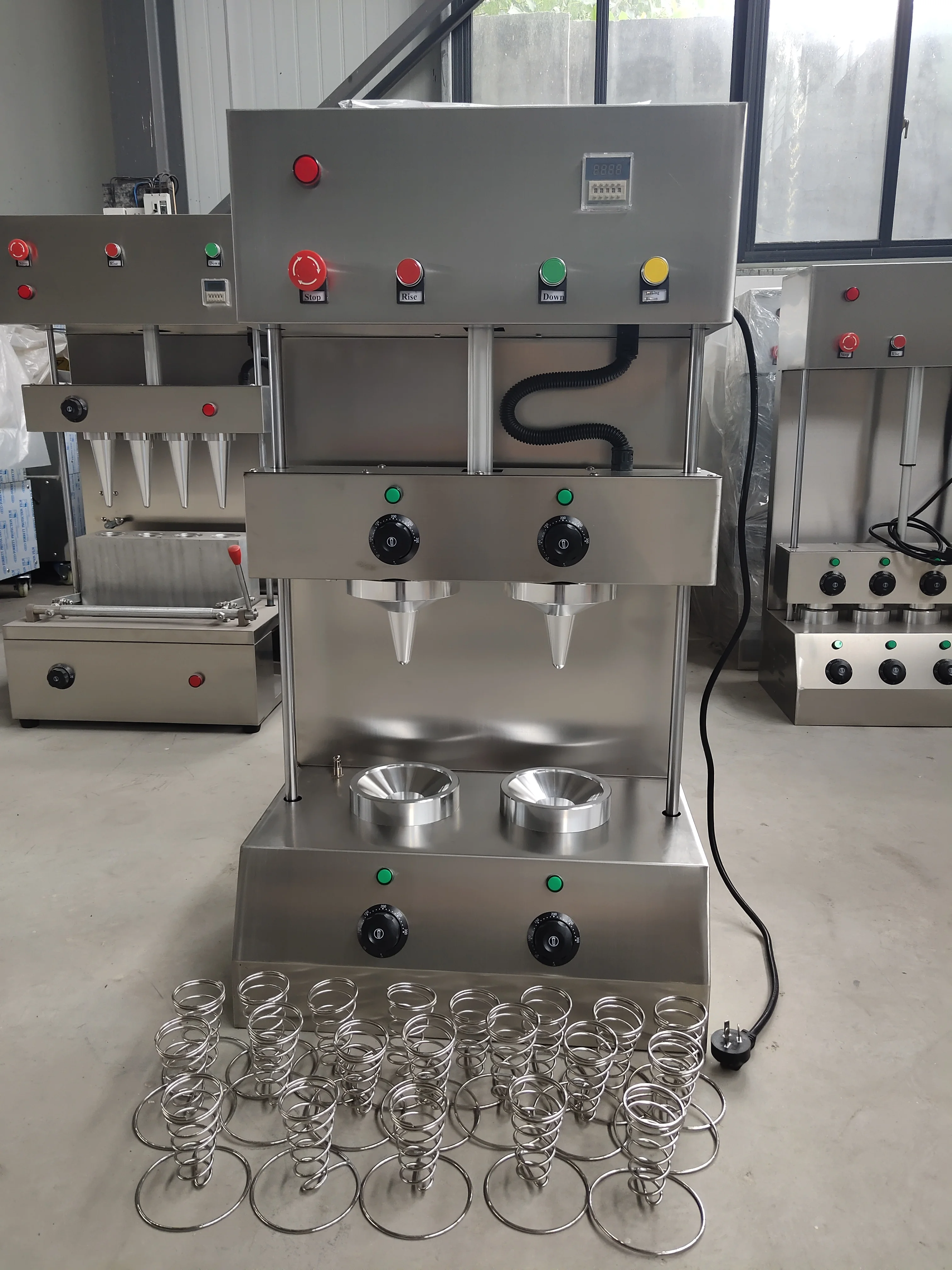 Macchina per la produzione di coni per pizza conici per snack, macchina per alimenti di strada automatica commerciale