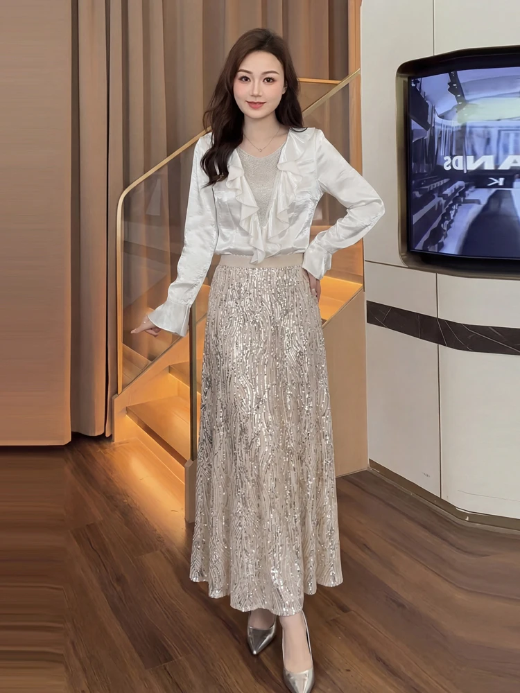 

Женский модный комплект больших размеров: атласная блузка с яркими пайетками и бахромой, топ с оборками и длинная юбка. Весенняя коллекция.