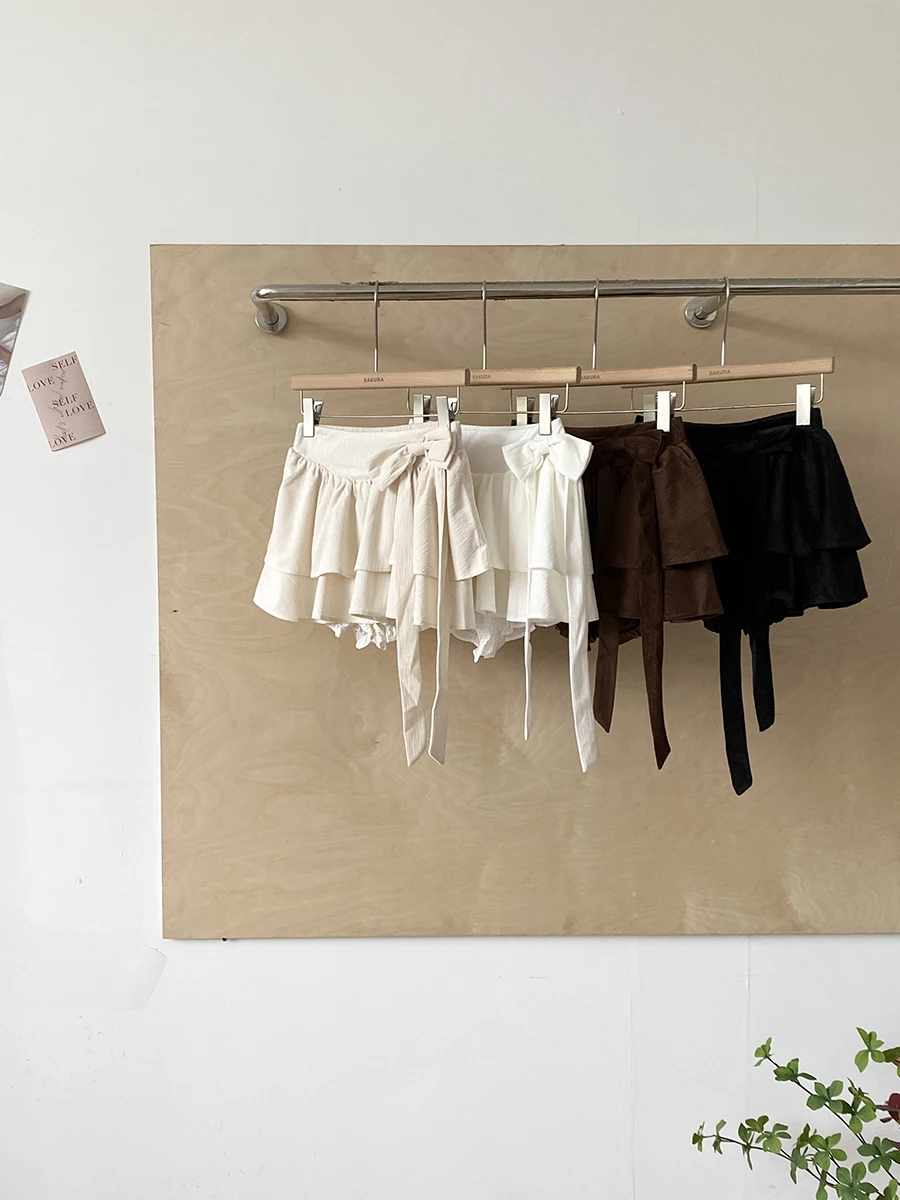 

Новинка ранней осени 2025: Женская короткая юбка А-силуэта с завышенной талией, многослойная, с узором в виде лепестков и узлом, из полиэстера.