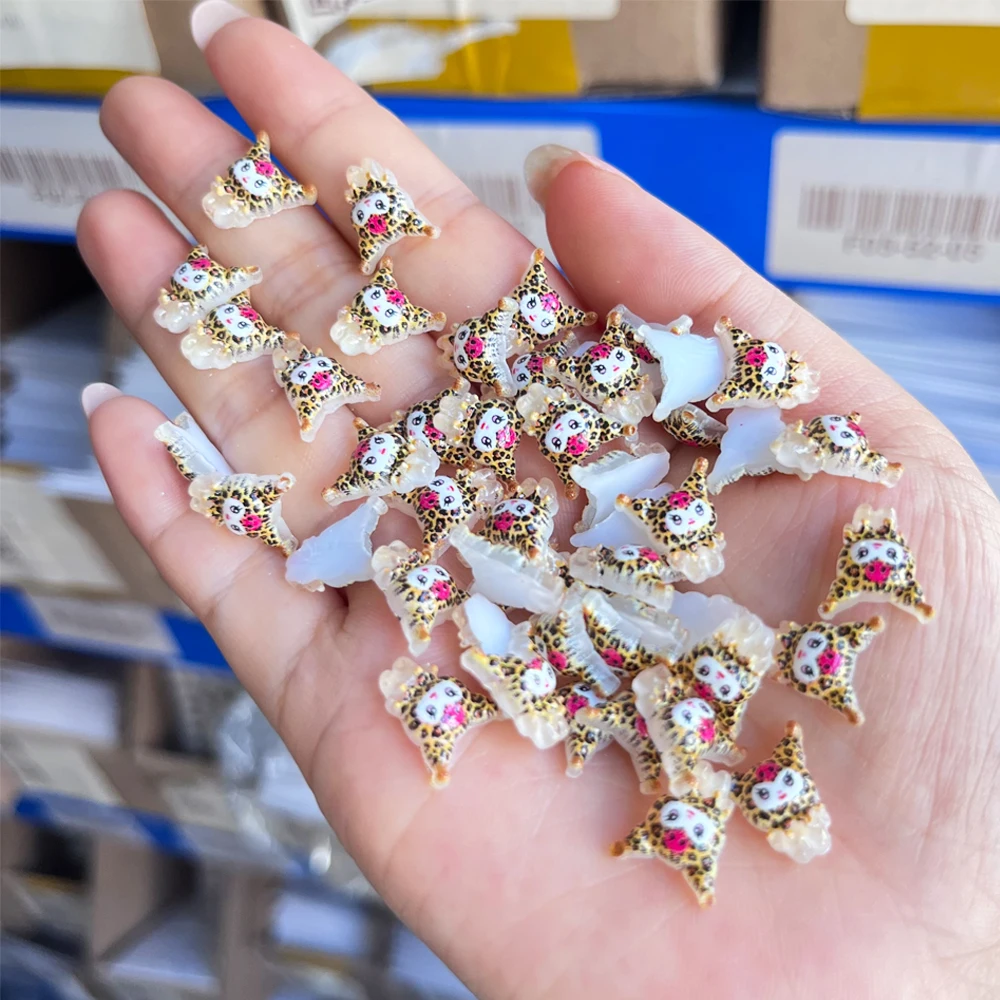 50 قطعة 5D الكرتون ليوبارد طباعة مرحبا كيتي مسمار السحر Kawaii الراتنج بريق ليوبارد كيتي Kuromi مستلزمات الأظافر DIY بها بنفسك الخريف Manicu