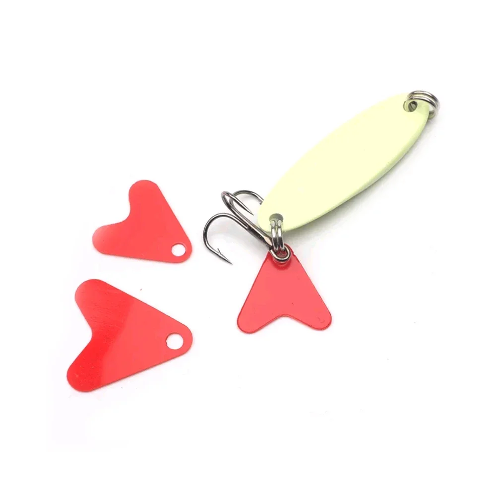 100Pcs Fishing Trout Spoon Sequin Lure Plastic Red Heart Shape Spinners Accessory Bait Hook Sequins Attracting Fish