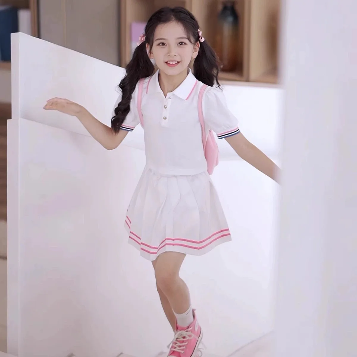 تي شيرت أبيض مخطط لربيع وصيف 2026 بدلة رياضية + شورت تنورة صغيرة بطيات للفتيات المراهقات 4 6 7 8 9 10 11 12 سنة #2