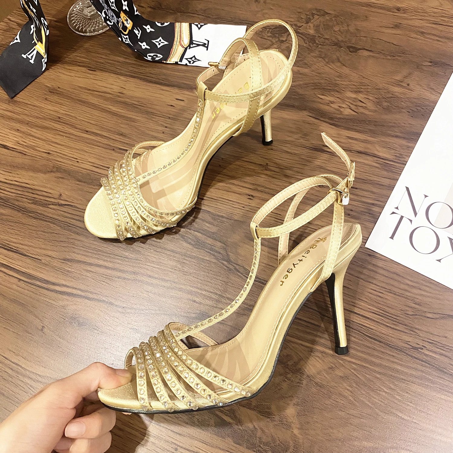 

Champagne gold open toed fish mouth sandals with slim heels and round heads high-end sexy ladies commuting rhinestone high heels