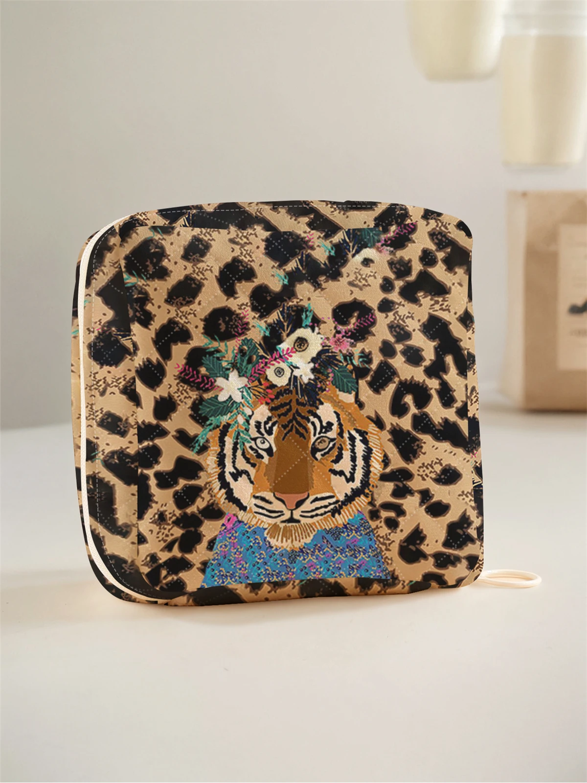 1 حقيبة تخزين مناديل صحية محمولة، مصنوعة من نمط النمر ومواد شبكية ماسية، حقيبة مناديل نسائية خفيفة الوزن