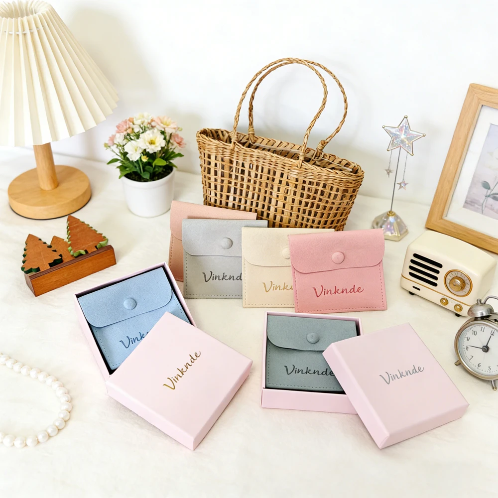 

Custom Logo 9x9x3cm Pink Jewelry Box With 8x8cm Microfiber Velvet Snap Bags Earring Rings Necklace Packaging Boxes Travel Pouch